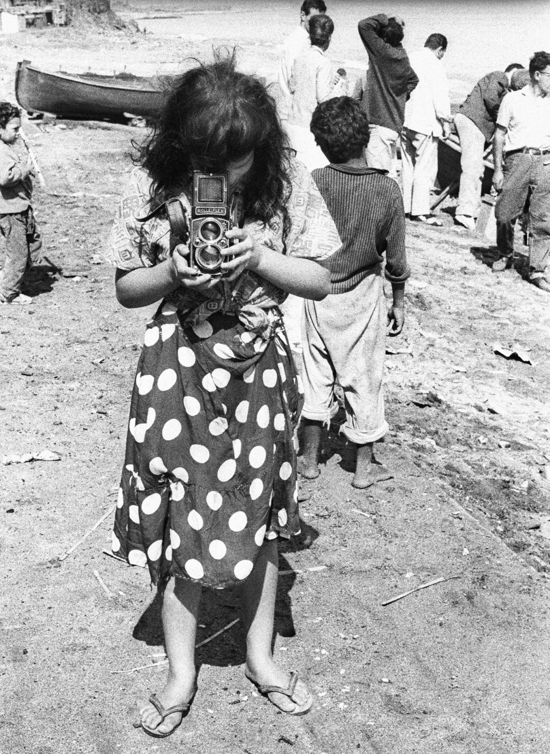 La Singla con su Rolleiflex. Somorrostro, Barcelona, 1963 ©Archivo Colita Fotografía