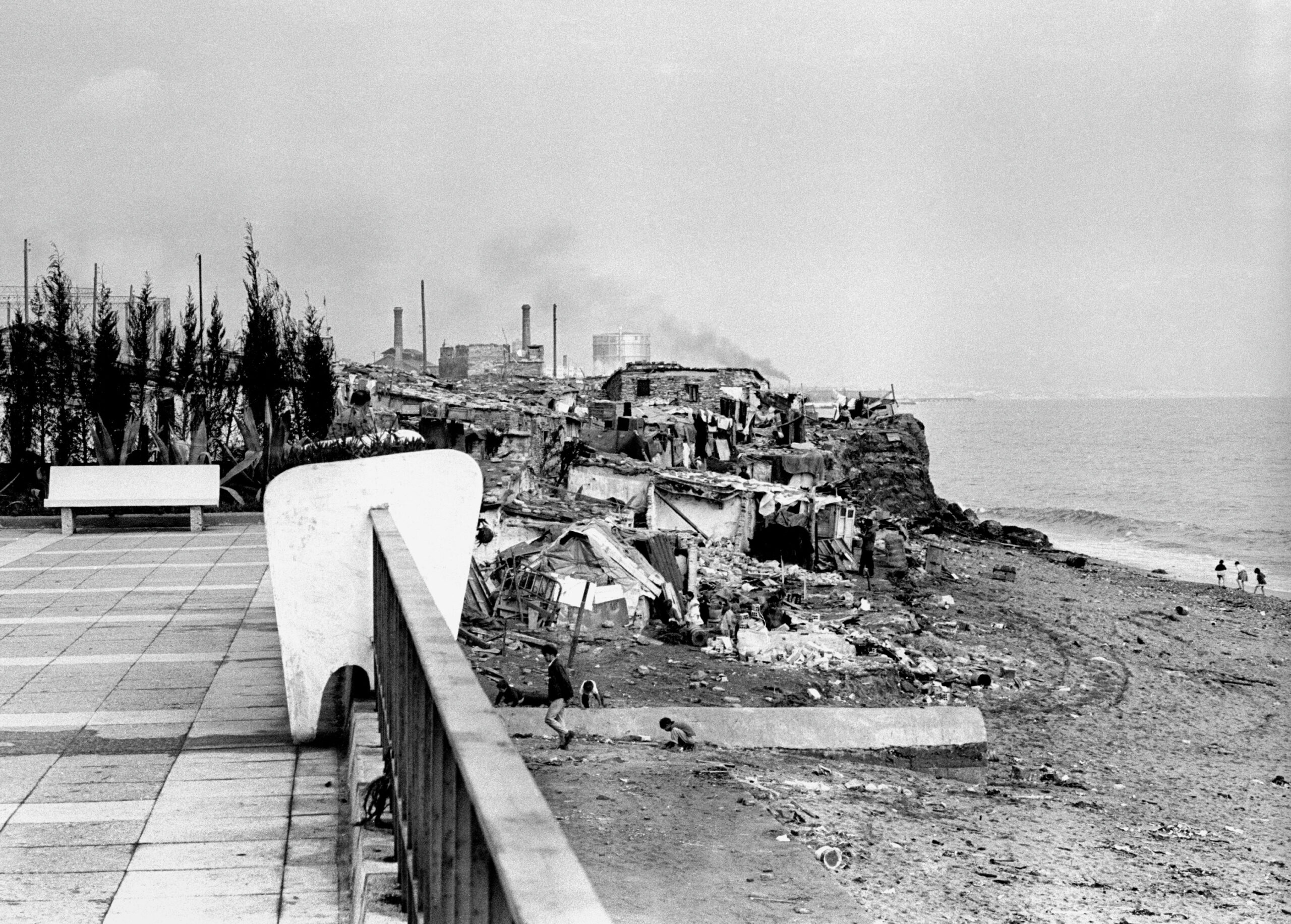 Paseo de la Barceloneta. Somorrostro, Barcelona, 1963 ©Archivo Colita Fotografía